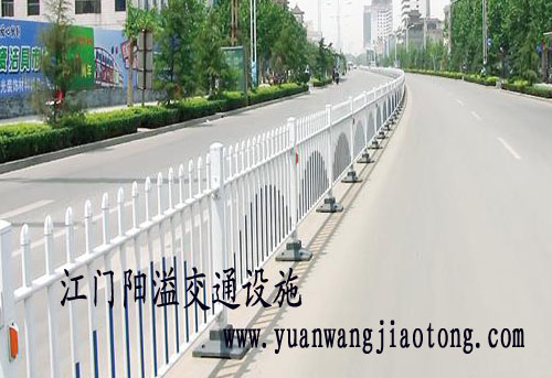 江門(mén)大道交通疏解市政護(hù)欄工程